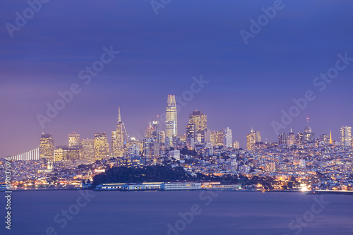 Plakat Nocny widok na San Francisco po drugiej stronie zatoki
