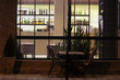 Modny bar w hotelu z barmanką, widok przez okno z żaluzjami