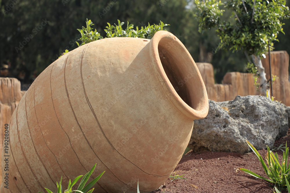 Stock-Foto „Großer Tonkrug in Mediteranem Garten“
