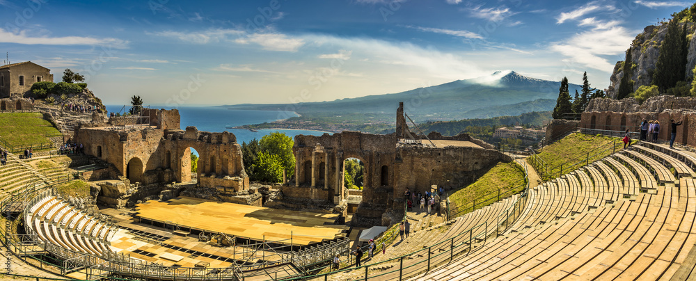 A panoramic view of the Ancient Theatre in Taormina, Sicily and Mount Etna in the distance - obrazy, fototapety, plakaty 