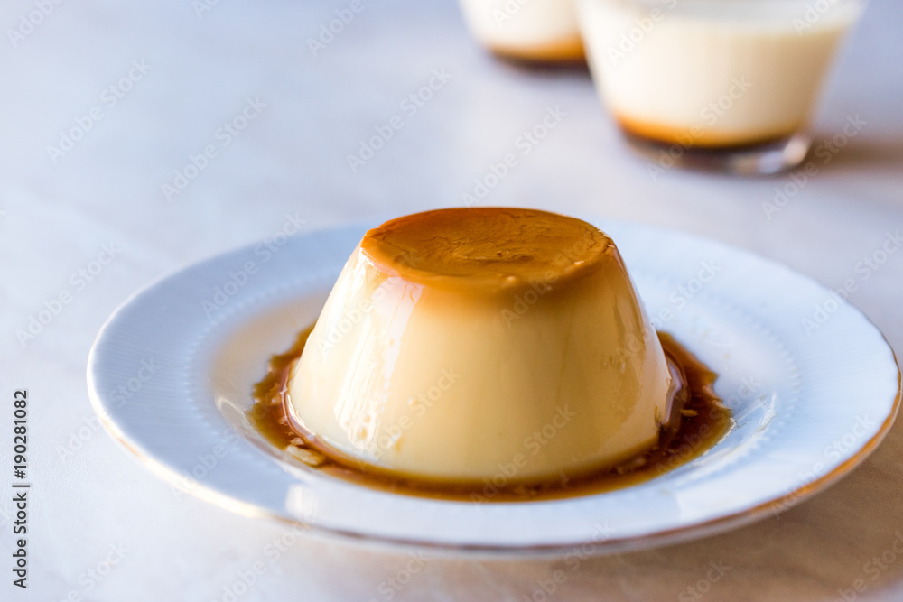 Obraz na płótnie Homemade Creme Caramel with Sweet Syrup / Custard Pudding w salonie