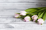 Fototapeta Kwiaty - Bukiet różowych tulipanów na drewnianym stole