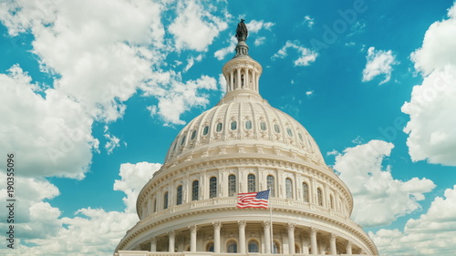 Obraz na płótnie Kopuła budynku Kapitolu w Waszyngtonie. Po budynku szybko unoszą się chmury.