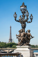 Fototapete - Pont Alexandre III mit Blick auf den Eiffelturm in Paris, Frankreich