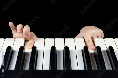 Dekoracja na wymiar  palce-dzieci-naciskaja-klawisze-fortepianu