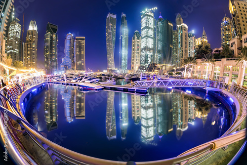 Obraz na plátne Panoramasicht auf die Hochhäuser der Marina in Dubai bei Nacht