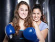 Zwei Frauen beim Boxen