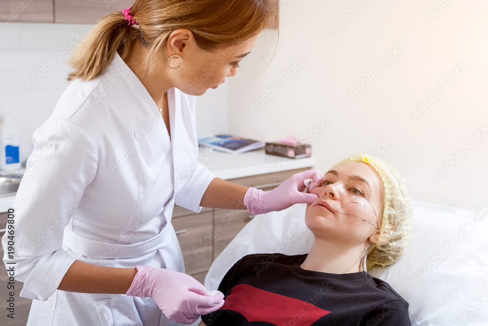 Cosmetic procedure for correction of cheekbones with the help of Botox ...