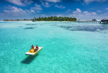 Paar Hat Spaß Beim Tretboot Fahren Vor Einer Tropischen Insel Mit Türkisem Gewässern, Malediven