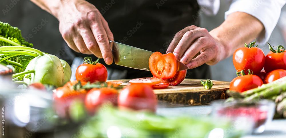 Chefkoch in der Küche mit Frischem Gemüse(Tomaten) - obrazy, fototapety, plakaty 