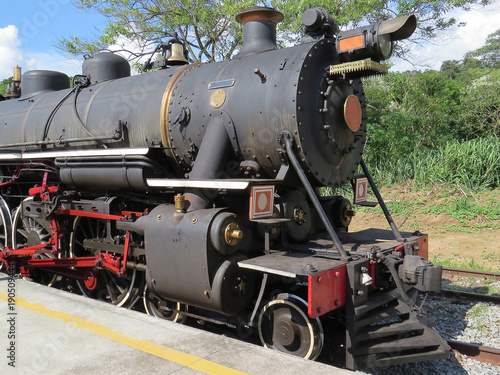 Plakat Stara lokomotywa parowa w działalności, we wnętrzu Brazylii, w stacji kolejowej czekają na pasażerów dla turystów trip.n.