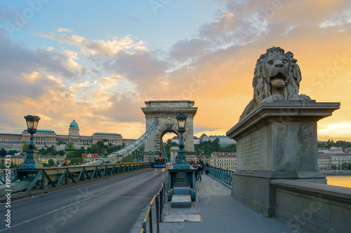 Zdjęcie XXL Most łańcuchowy Szechenyi z rzeźbą lwa w Budapeszcie