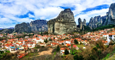 Canvas Print - Landmarks of Greece - unique Meteora rocks. view of Kalambaka village