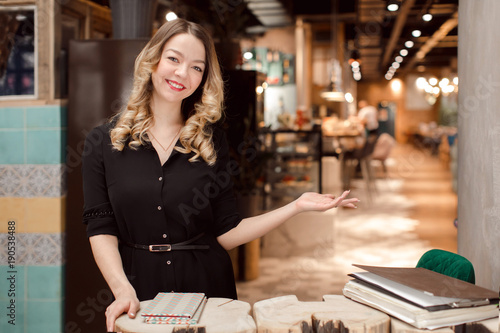 Fotografía The benevolent administrator invites you to visit a good cafe