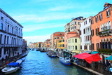 Fototapeta  - 天気の良い日のベネチア、イタリア。リアルト橋から見た運河。