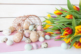 Fototapeta Dinusie - Bemalte Eier und frische Tulpen