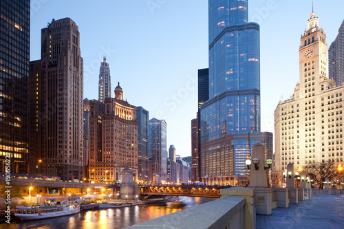 Valokuva  Cityscape of buildings around the Chicago River, Chicago, Illinois, USA