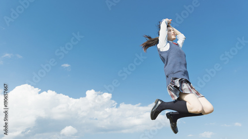 女子高生 ジャンプ 青空 Stock 写真 Adobe Stock 女子高生 ジャンプ 青空 Stock 写真 Adobe Stock