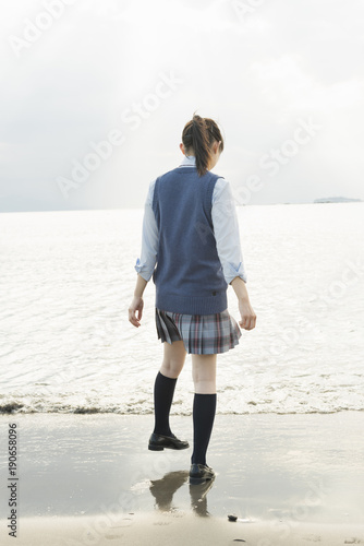 女子高生 海 後ろ姿 輝き Stock 写真 Adobe Stock 女子高生 海 後ろ姿 輝き Stock 写真 Adobe Stock