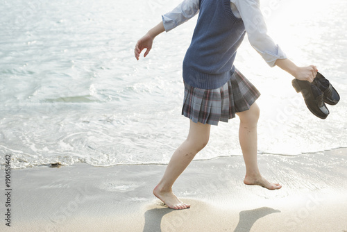 女子高生 海 裸足 はしゃぐ Fotografia Do Stock Adobe Stock