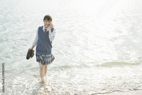 女子高生 海 裸足 スマホ通話 Stock Photo Adobe Stock