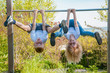 zwei gesunde Kinder turnen draußen und trainieren ihre Muskeln und Balance