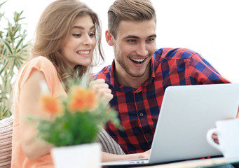 Wall Mural - young couple looking at a laptop screen