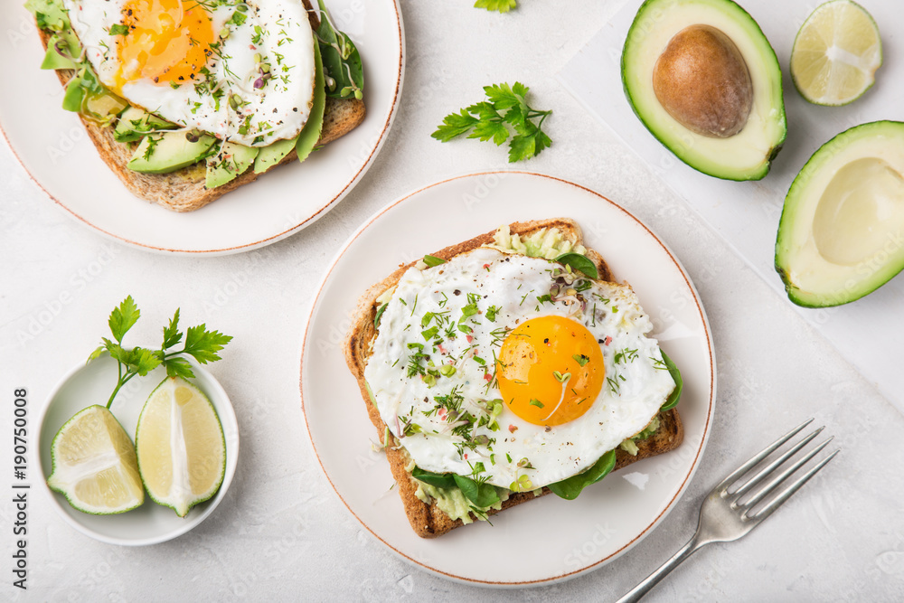toast with avocado, spinach and fried egg - obrazy, fototapety, plakaty 