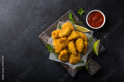 Fotografía crispy fried chicken nuggets with tomato sauce