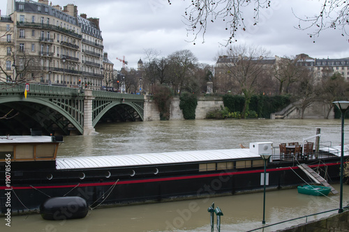 Plakat Wejście do łodzi barki podczas zalewu Sekwany w Paryżu, w zimie, w zimie, barka jest zwykle zadokowana na molo, które jest zalane po ulewnych deszczach z powodu globalnego ocieplenia