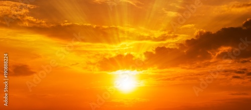 Fototapeta zachód słońca  malowniczy-wschod-slonca-na-pomaranczowym-niebie