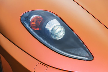 自動車のヘッドライト　Headlight of the car