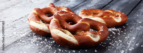 Fotografía German pretzels with salt close-up on the table.