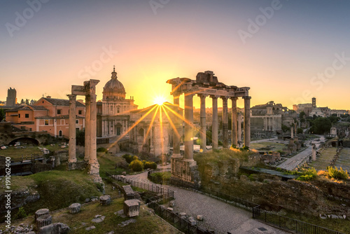 Fototapeta Ruiny forum Romana o wschodzie słońca, starożytne budynki rządowe, świątynia i sanktuarium imperium rzymskiego