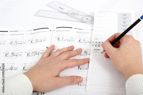 Pisanie Ołówkiem W Notatniku Praca Biurowa Nad Rysunkiem