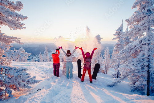 Dekoracja na wymiar  szczesliwy-zespol-snowboardzistow-bawiacy-sie-rzucaniem-sniegiem-i-zabawa