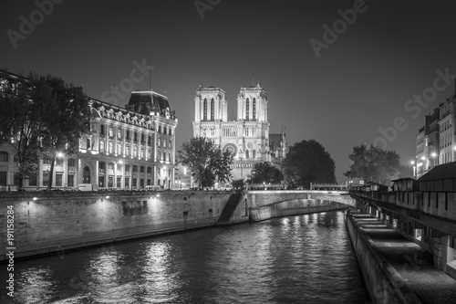 Cathedrale Notre Dame De Paris Sur La Seine En Noir Et Blanc Ile De France France Stock Photo Adobe Stock Cathedrale Notre Dame De Paris Sur La Seine En Noir Et Blanc Ile De France France Stock Photo Adobe Stock