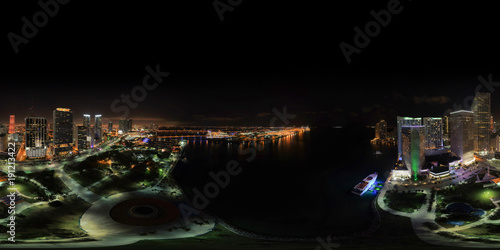 Plakat Powietrzna bańczasta panorama W centrum Miami przy nocą