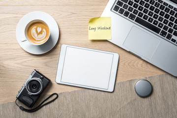 Wall Mural - Long weekend written on sticky note as flatlay