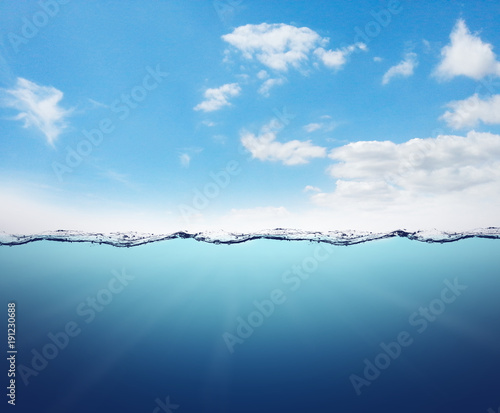 Cuadros en Lienzo Leere Unterwasserlandschaft mit Wasserlinie und blauer Himmel mit Wolken