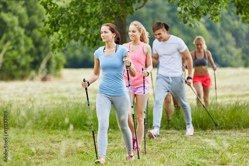 Poster Gruppe macht Nordic Walking in der Freizeit