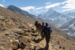 Trekkinggruppe in Nepal auf dem Weg zum Mount Everest Base Camp im Himalaya