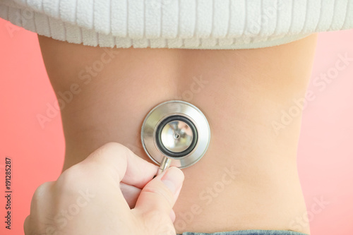 聴診器を背中に当てる 若い女性 ピンク背景 Buy This Stock Photo And Explore Similar Images At Adobe Stock Adobe Stock