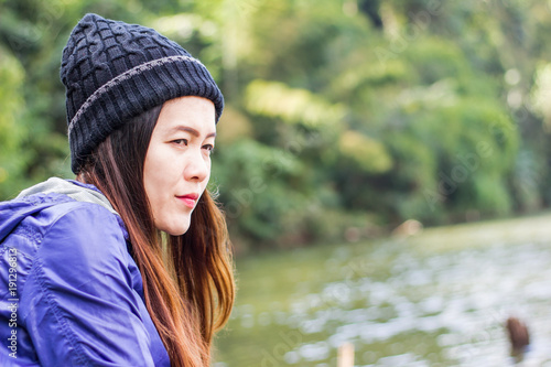 Fotografía Asian woman wearing a knit cap traveling on holiday alone