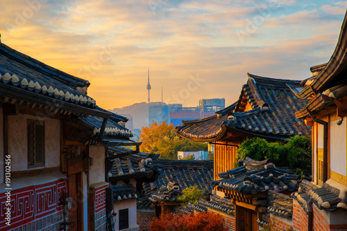 Zdjęcie XXL Antyczny Koreański miasteczko w jesieni i ranku wschodzie słońca, podróży miejsce w Seul mieście, Seul, Południowy Korea