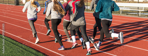 Fotografía Group of young girls running on a track