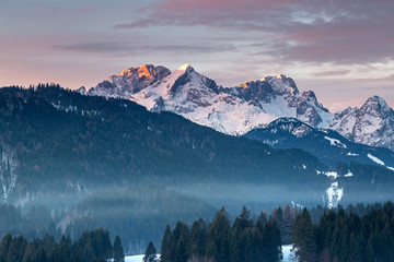  Alpenglühen im Wettersteingebirge mit Zugspitze im Winter