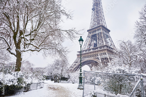 Plakat Paryż  malowniczy-widok-na-wieze-eiffla-w-dzien-z-duzymi-opadami-sniegu