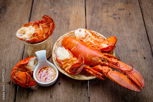 Fotografía canadian lobster on wooden background