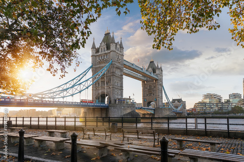 Dekoracja na wymiar  zloty-wschod-slonca-za-tower-bridge-w-londynie-wielka-brytania